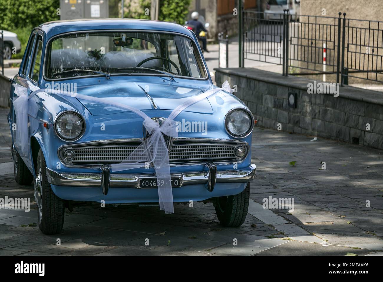 Vintage bébé bleu Alfa Romeo Giuletta voiture au mariage en Italie. Banque D'Images