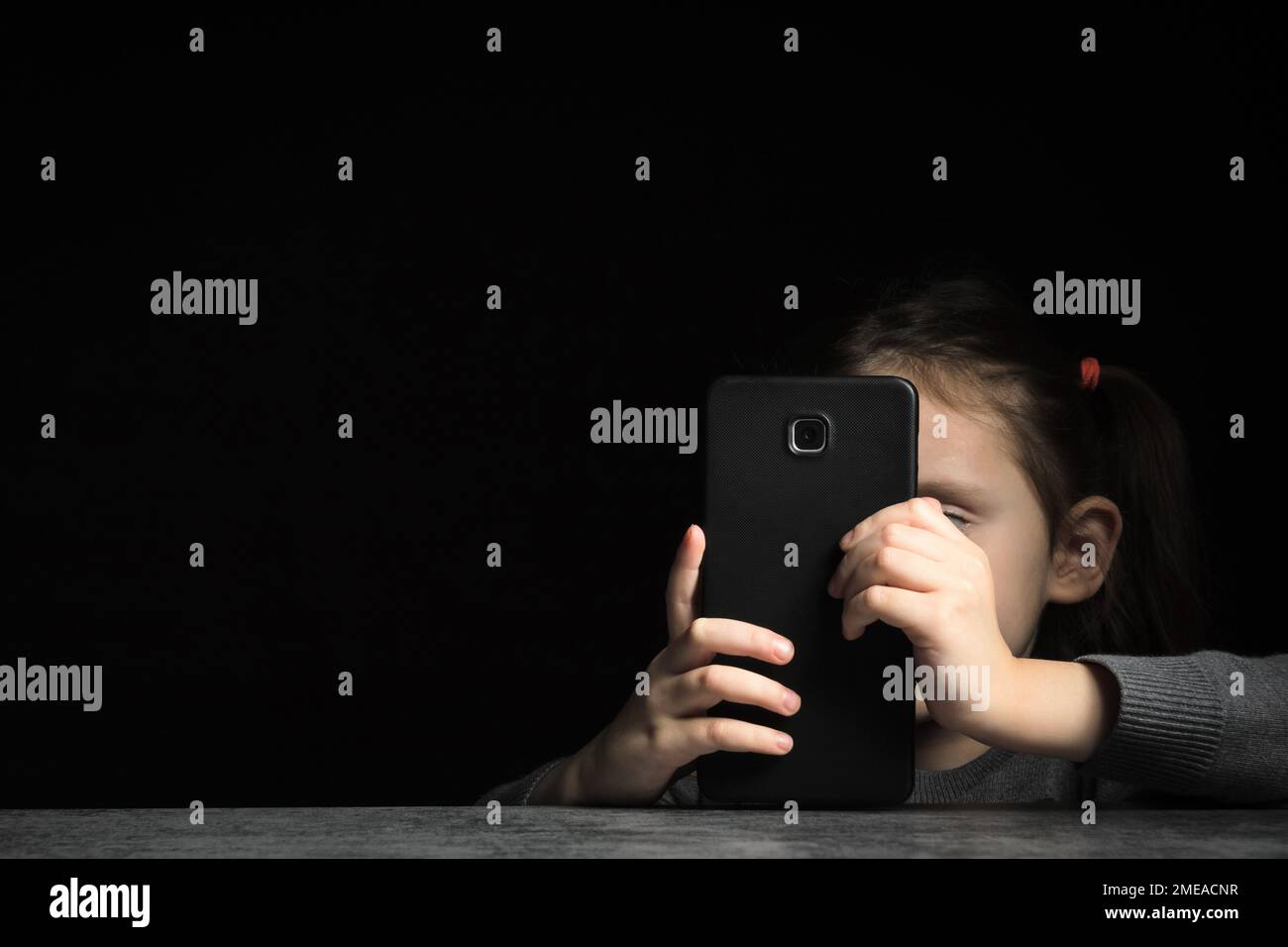 La dépendance et l'insomnie de gadget d'enfant, les problèmes psychologiques, fond noir, l'espace de copie Banque D'Images