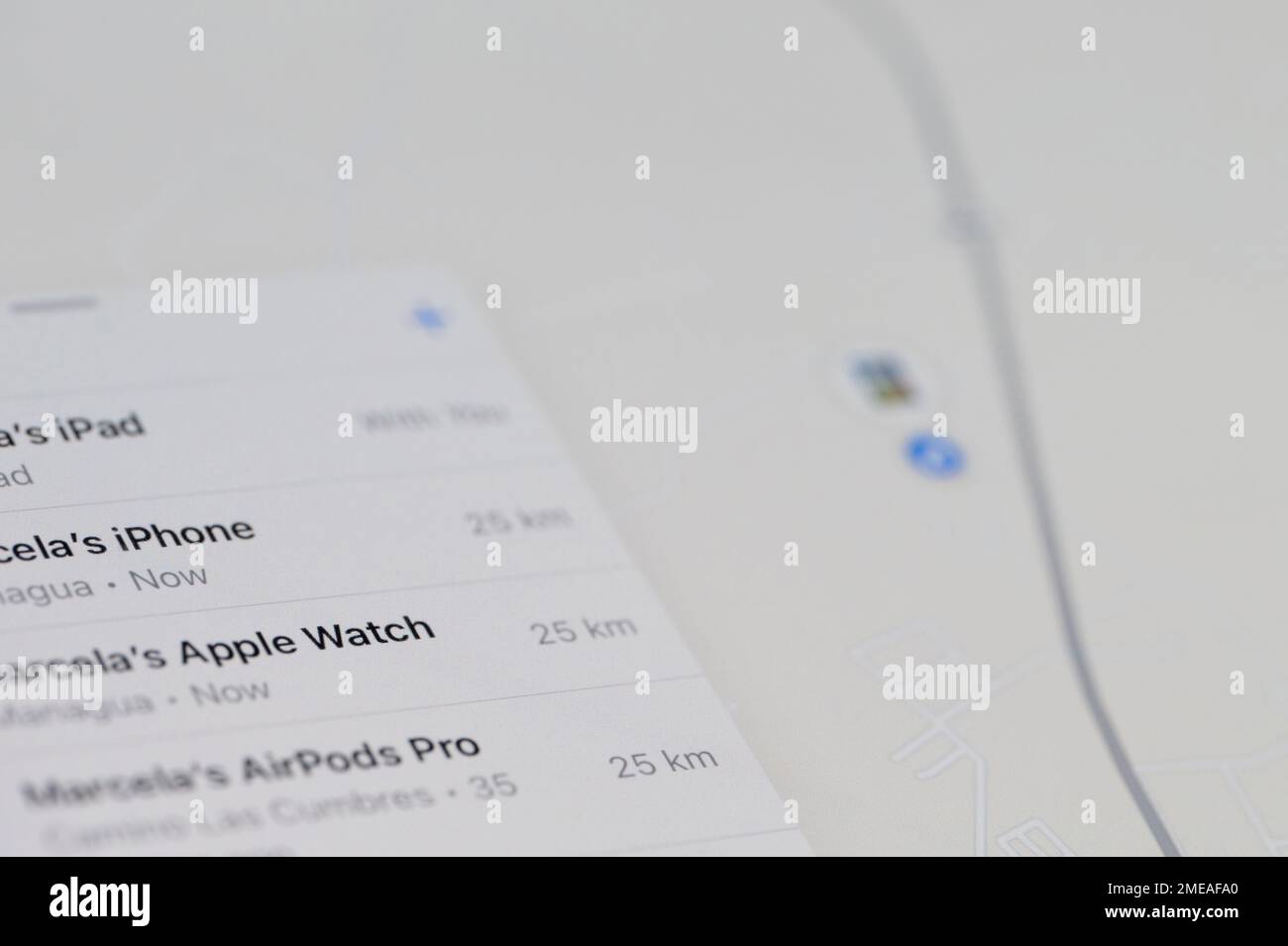 New york, Etats-Unis - 23 janvier 2022: Gadgets Apple pour trouver mon application à l'écran avec carte gros plan vue arrière-plan Banque D'Images