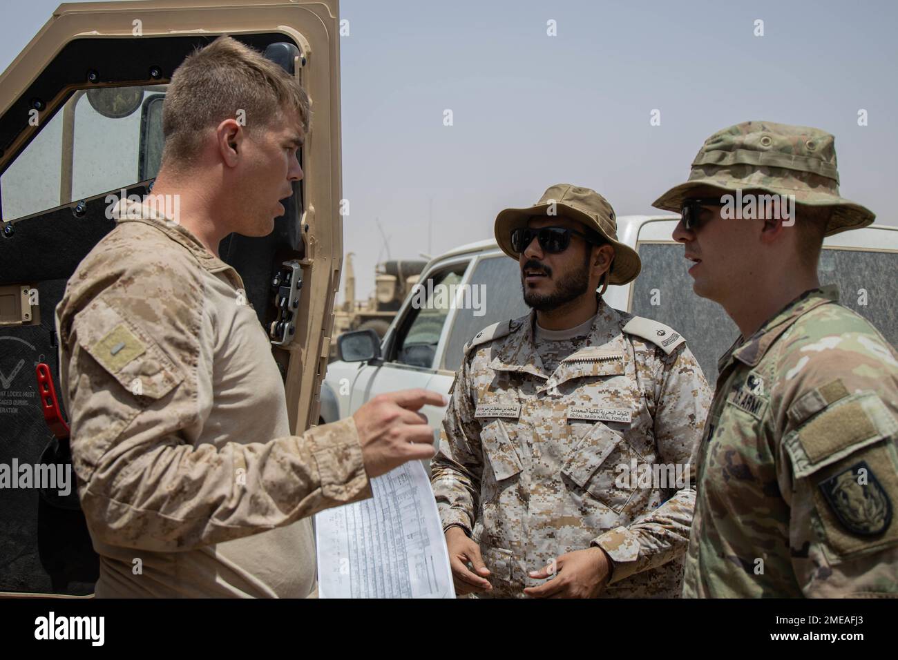 ÉTATS-UNIS Corps maritime 2nd le lieutenant Jonathan Spears, à gauche, officier de logistique du 1st Bataillon des transports, Régiment de logistique de combat 1, 1st Marine Logistics Group, parle au major Hajed S. Jarwah, au milieu, commandant de compagnie des Forces navales royales saoudiennes, Et le capitaine Matthew Bailey, officier responsable du Camp Omsaderh, 36th Brigade de soutien, pendant l'exercice Native Fury 22 dans un centre de soutien au combat établi au Royaume d'Arabie saoudite, le 15 août 2022. Native Fury 22 est vitale pour renforcer les relations de longue date des États-Unis avec les forces armées saoudiennes. L'exercice améliore la tactique combinée, maritim Banque D'Images