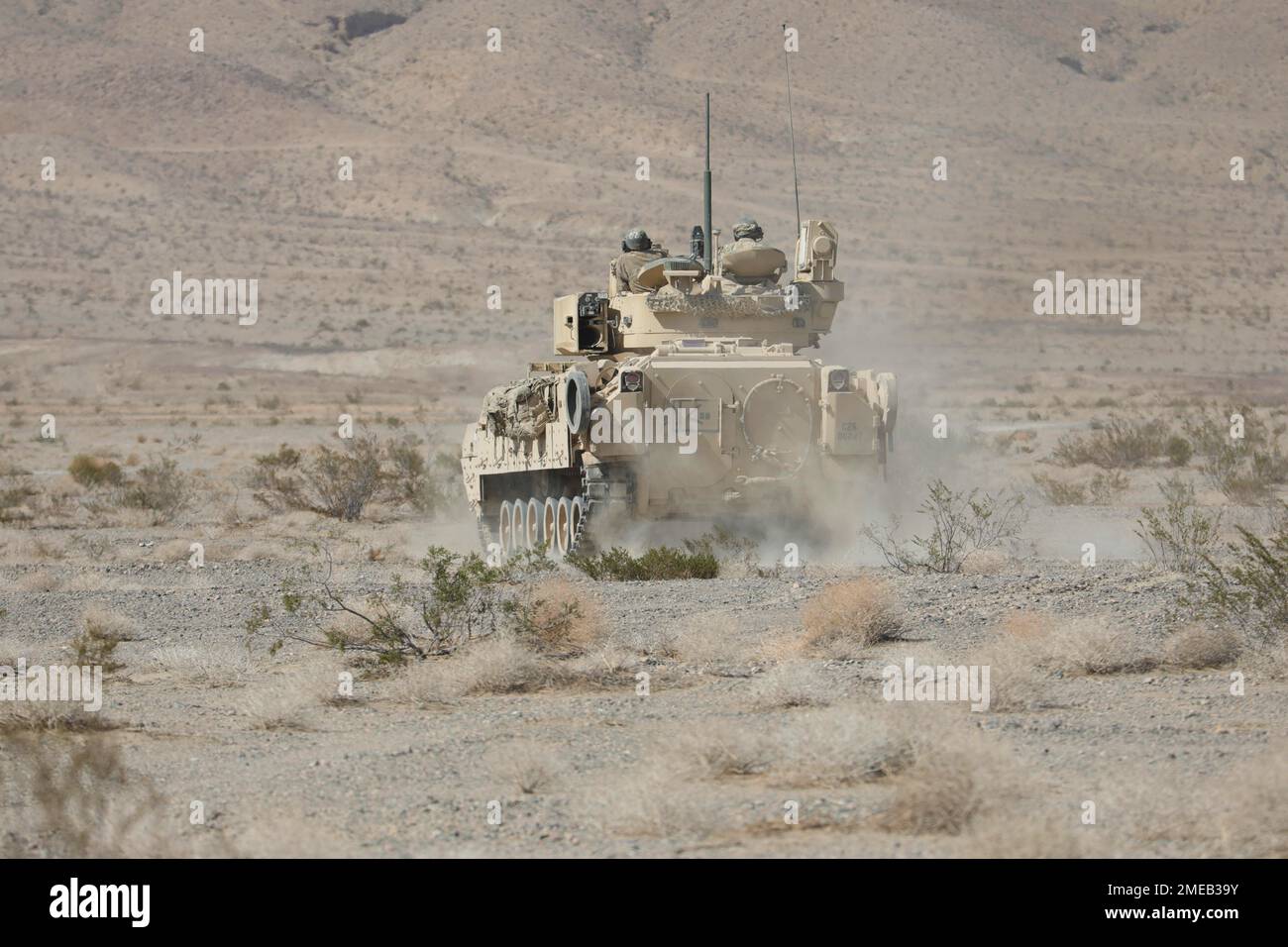 ÉTATS-UNIS Soldats affectés au 2nd Bataillon, 70th Armored Regiment, 2nd Armored Brigade combat Team, 1st Infantry Division manœuvre a M2 Bradley Infantry Fighting Vehicle pendant des exercices d'incendie en direct pendant la rotation d'action décisive 22-09 au Centre national d'entraînement, fort Irwin, Californie, 15 août 2022. Banque D'Images