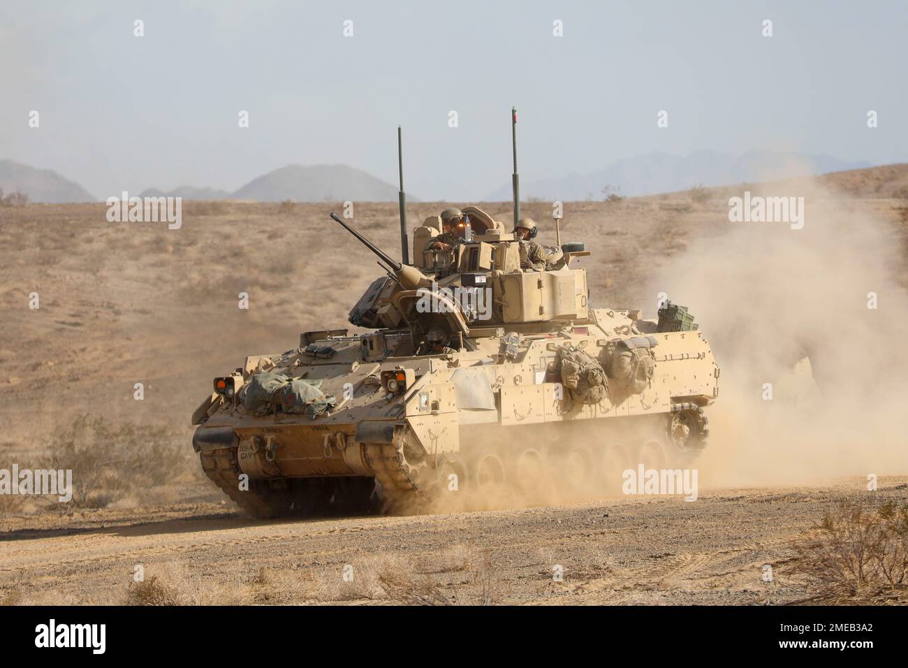 ÉTATS-UNIS Soldats affectés au 2nd Bataillon, 70th Armored Regiment, 2nd Armored Brigade combat Team, 1st Infantry Division manœuvre a M2 Bradley Infantry Fighting Vehicle pendant des exercices d'incendie en direct pendant la rotation d'action décisive 22-09 au Centre national d'entraînement, fort Irwin, Californie, 15 août 2022. Banque D'Images