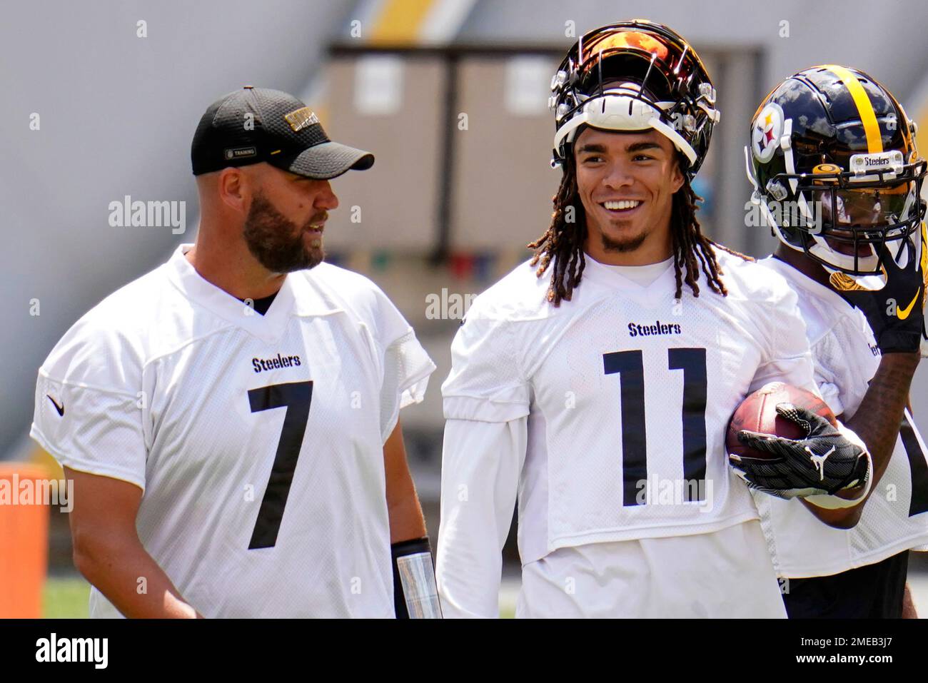 Pittsburgh Steelers quarterback Ben Roethlisberger (7) wide receiver Chase Claypool (11) participate in the team's NFL mini-camp football practice in Pittsburgh, Tuesday, June 15, 2021. (AP Photo/Gene J. Puskar) Banque D'Images