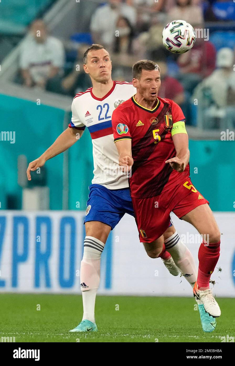 Russia's Artem Dzyuba, left, challenges Belgium's Jan Vertonghen during the Euro 2020 soccer championship group B match between Russia and Belgium at the Saint Petersburg stadium in St. Petersburg, Russia, Saturday, June 12, 2021. (AP Photo/Dmitry Lovetsky, Pool) Banque D'Images
