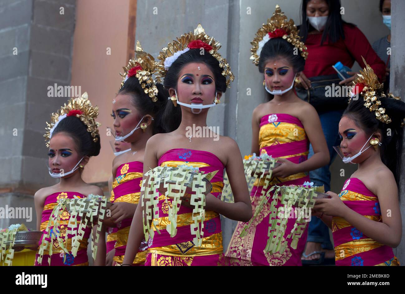 Young dancers, wearing face masks to help curb the spread of COVID-19 prepare for a performance during the opening of Bali Arts Festival in Bali, Indonesia, Saturday, June 12, 2021. The island of Bali is currently holding a month-long annual Bali Arts Festival from June 12 until July 10. (AP Photo/Firdia Lisnawati) Banque D'Images