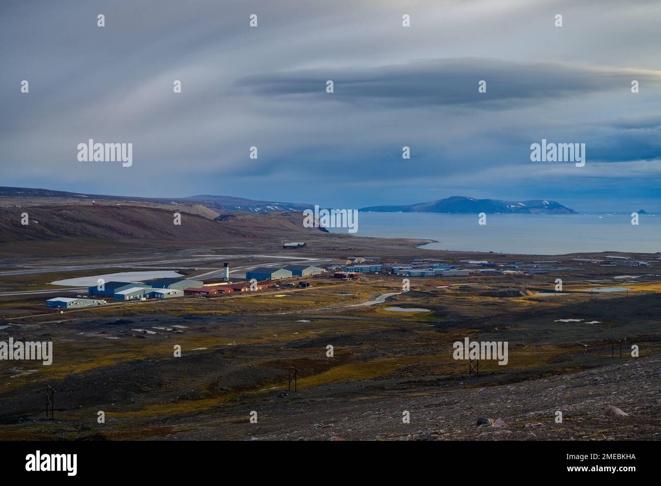 BASE AÉRIENNE DE THULE, Groenland – entourée d’eaux glacées et d’un paysage désertique, se trouve la base aérienne de Thule, au Groenland, l’installation la plus septentrionale du ministère de la Défense, située à 750 milles au nord du cercle arctique, le 15 août 2022. Exploité par le Groupe de la base spatiale 821st sous le delta de la base spatiale 1, Thule AB héberge le 12th Escadron d'alerte spatiale, qui exploite le radar d'alerte précoce amélioré et le détachement 1 de l'escadron des opérations spatiales 23rd, qui assure la télémesure, le suivi et les opérations de commandement dans le cadre du réseau mondial de contrôle par satellite. Thule AB dispose également d'une piste de 10 000 pieds et du Banque D'Images