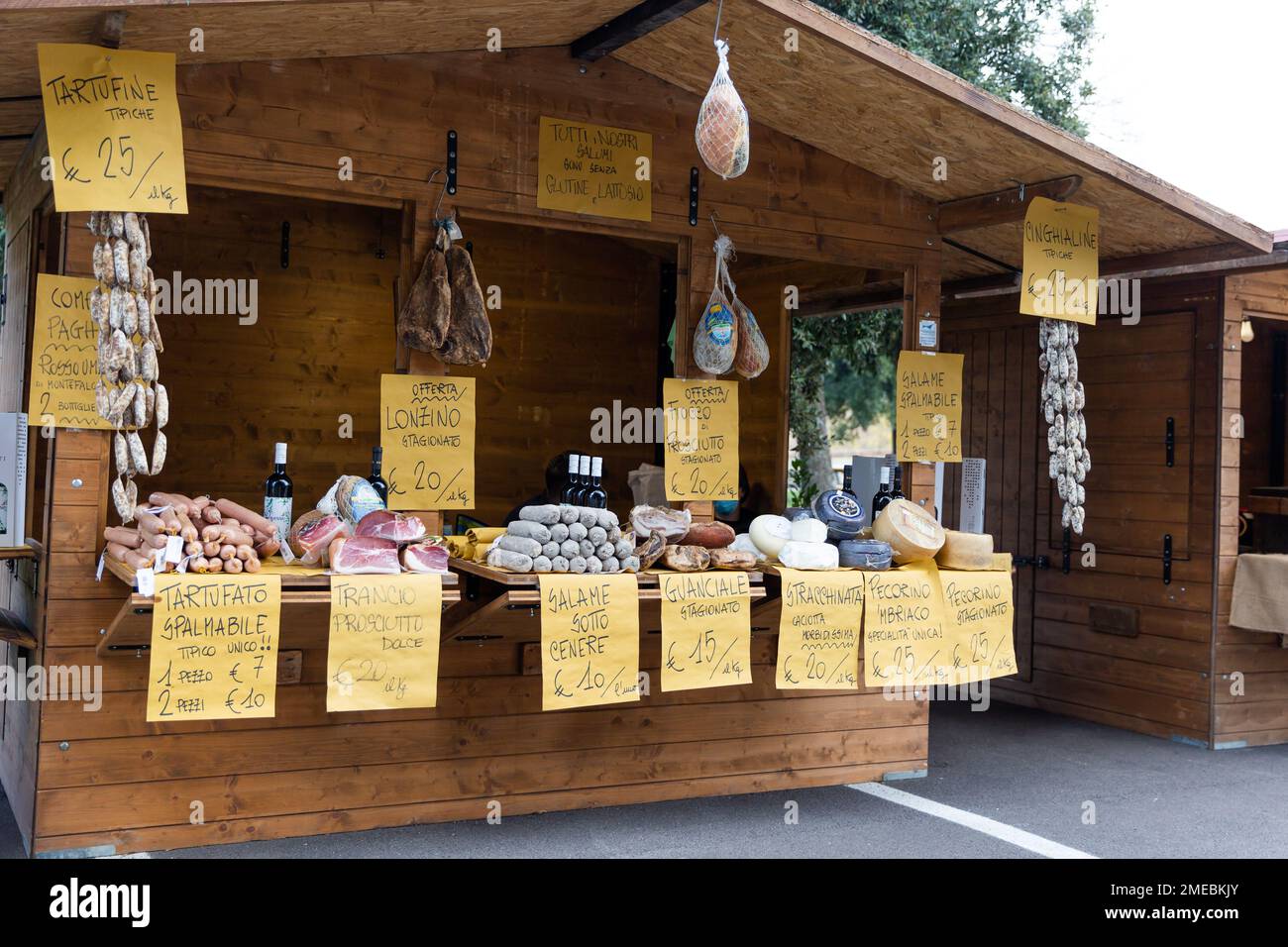 Saucisses et fromages infusés à la truffe en vente lors d'un festival annuel de la truffe à San Giovanni d'Asso, Toscane, Italie. Banque D'Images