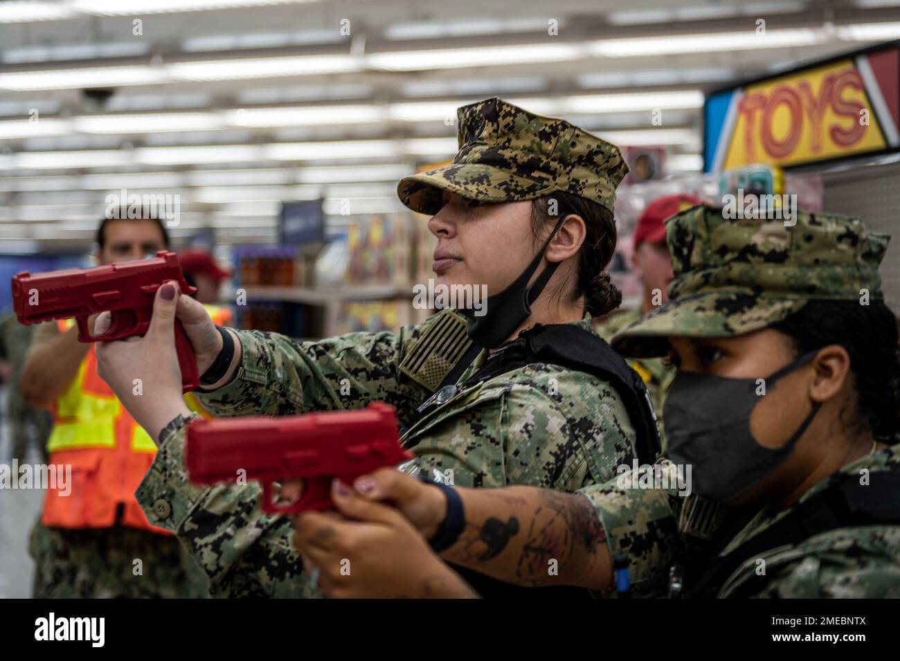 YOKOSUKA, Japon (16 août 2022) Master-at-Arms 3rd classe Michaela Kane et Master-at-Arms troisième classe Veronica Velez donnent des ordres à un suspect lors d'une équipe de formation intégrée (ITT) forer à bord commandant activités de la flotte Yokosuka. (CFAY) CFAY participe à Citadel Pacific 2022, un exercice annuel visant à évaluer les capacités de commandement et de contrôle et à assurer la préparation et l'efficacité des programmes antiterroristes dans l'ensemble de la zone de responsabilité Indo-Pacific. Depuis plus de 75 ans, CFAY fournit, entretient et exploite des installations et des services de base à l'appui de t Banque D'Images