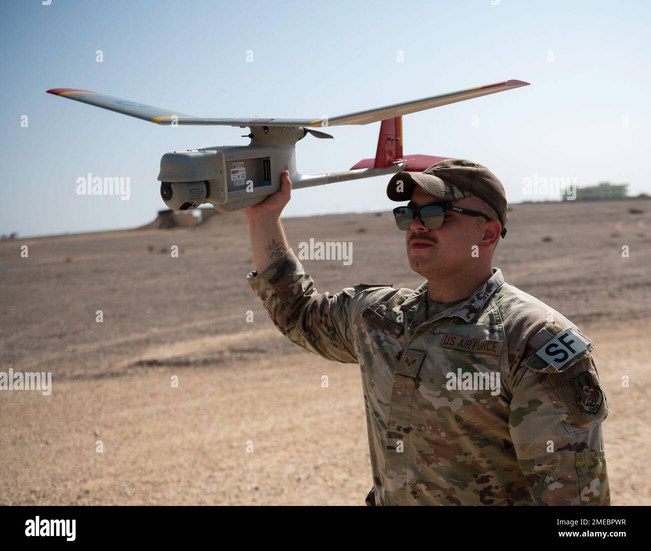 L'ancien Airman Dylan Molina, 332D escadron des forces de sécurité expéditionnaires, prépare un véhicule aérien sans pilote RQ-11B Raven (UAV) pour un vol à un endroit non divulgué en Asie du Sud-Ouest 16 août 2022. Les rôles de l'UAV se sont élargis pour inclure la collecte de renseignements, l'attaque électronique, les frappes de drones, la suppression ou la destruction du nœud ennemi du réseau de défense aérienne ou du relais de communication, la recherche de combat et le sauvetage. Banque D'Images