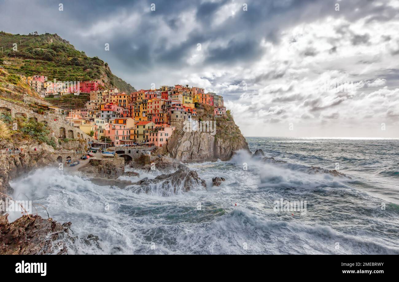 Pittoresque vue orageuse de maisons colorées dans le village à flanc de falaise de Manarola, Cinque Terre, Italie. Banque D'Images