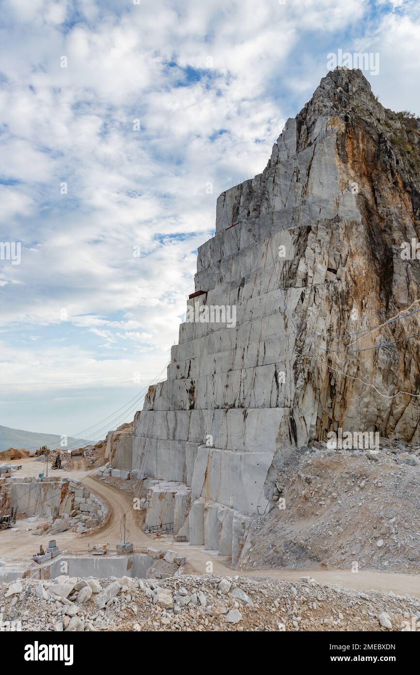 Falaise à la carrière de marbre de Carrare, site du patrimoine mondial de l'UNESCO, à Massa et Carrara, Italie, Europe. Banque D'Images