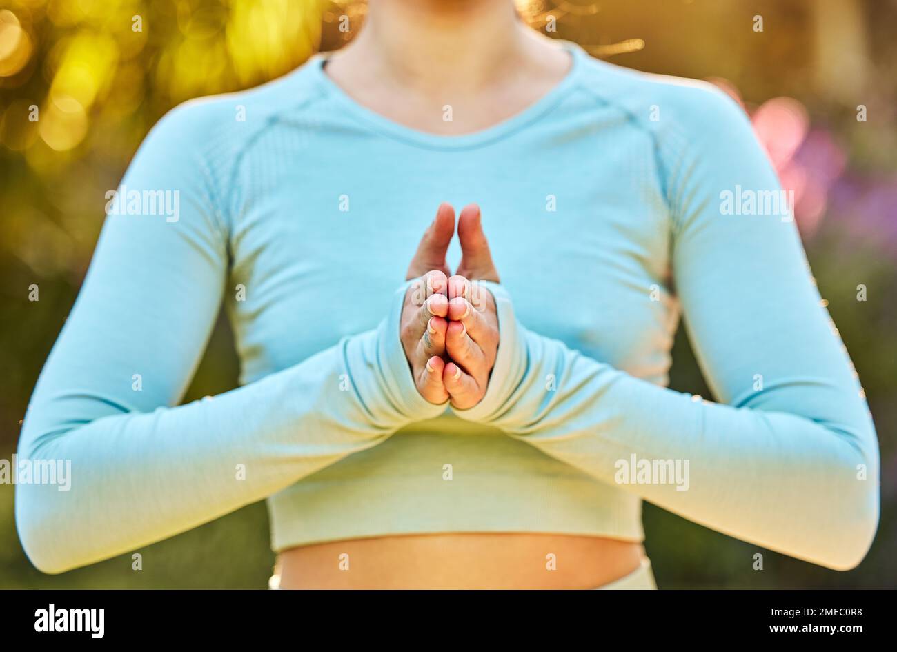 Méditation de yoga, zen et corps de la femme méditent pour la santé mentale spirituelle, l'équilibre énergétique de chakra ou la guérison de l'aura d'âme. La nature mains, la liberté ou Banque D'Images