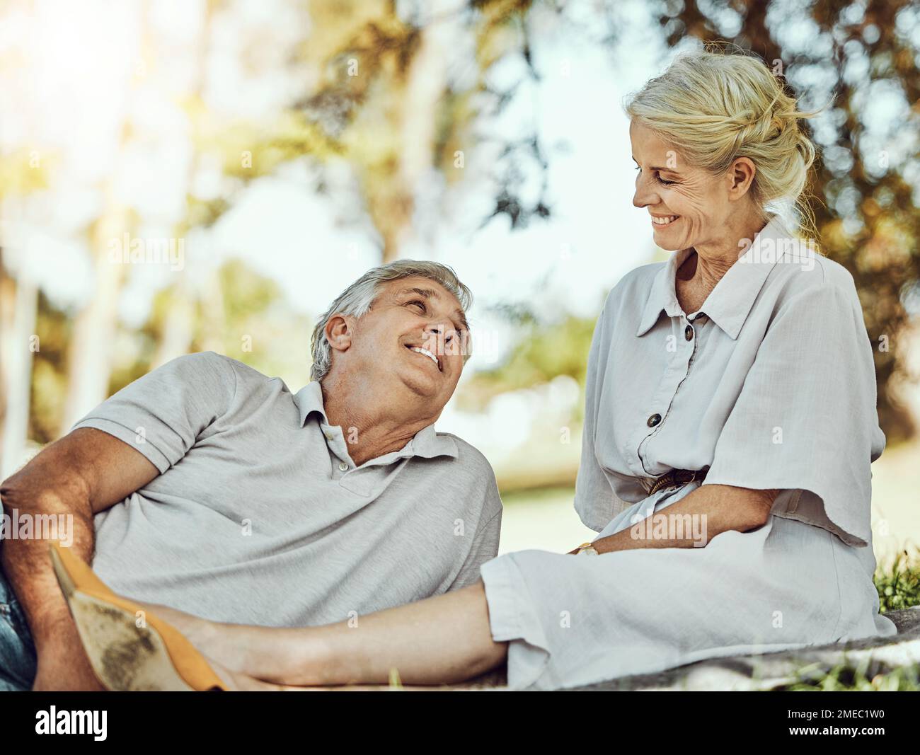 Retraite, amour et pique-nique avec un couple mature en plein air dans la nature pour se détendre sur un champ vert d'herbe ensemble. Heureux, souriez et rendez-vous avec un senior Banque D'Images