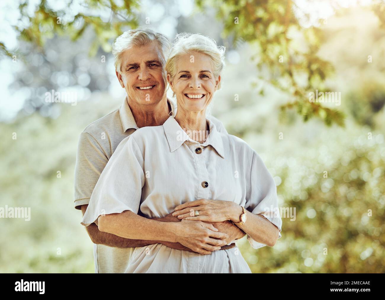 Un couple senior se hale dans un parc, un portrait d'amour et de mariage, un voyage de retraite et un engagement à l'extérieur. Vieil homme, femme et soin avec confiance et Banque D'Images