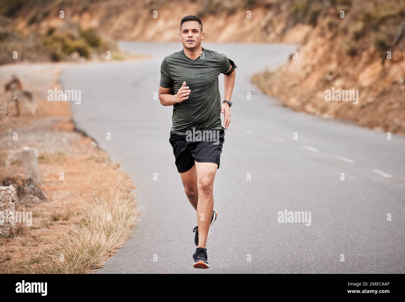 Fitness, course à pied et homme sur la route pour l'exercice, l'entraînement et l'entraînement avec le corps perdent du poids, des muscles et de l'énergie. Coureur, athlète ou personne en bonne santé Banque D'Images