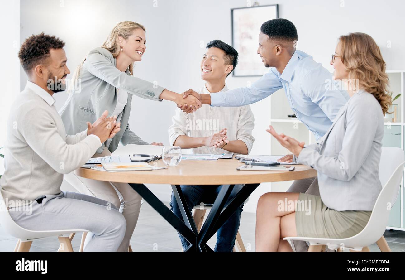 Partenariat en matière de diversité, poignée de main et réunion des gens d'affaires pour un accord d'investissement, un accord ou une négociation réussie. Merci poignée de main, bienvenue et Banque D'Images