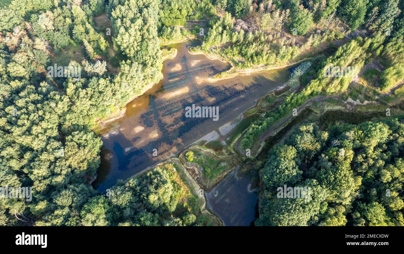 Terrain ou paysage de champ vert en vue aérienne. Inclure ferme agricole, maison de construction, village. L'immobilier ou la propriété. Parcelle de terrain pour la subdivision de logement, le développement, la vente ou l'investissement. Photo de haute qualité Banque D'Images