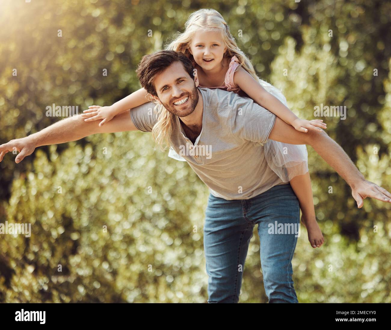 Famille, portrait ou pigeback dans le jeu d'avion, parc de la nature ou le jardin de la maison et arrière-cour de maison, confiance ou soutien. Sourire, heureux ou père portant Banque D'Images