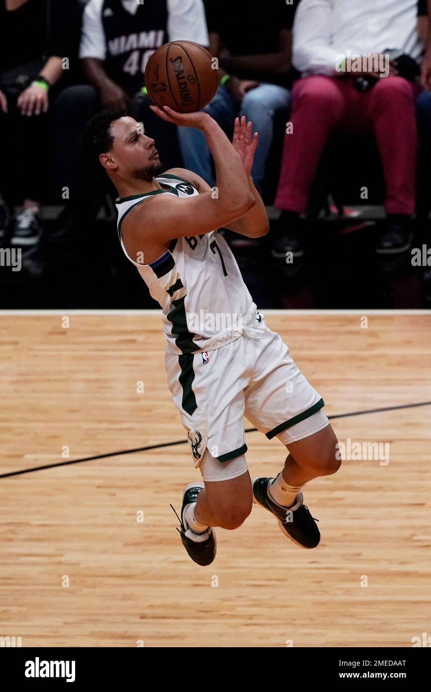 Milwaukee Bucks guard Bryn Forbes (7) drives to the basket during the second half of Game 3 of an NBA basketball first-round playoff series against the Miami Heat, Thursday, May 27, 2021, in Miami. (AP Photo/Marta Lavandier) Banque D'Images