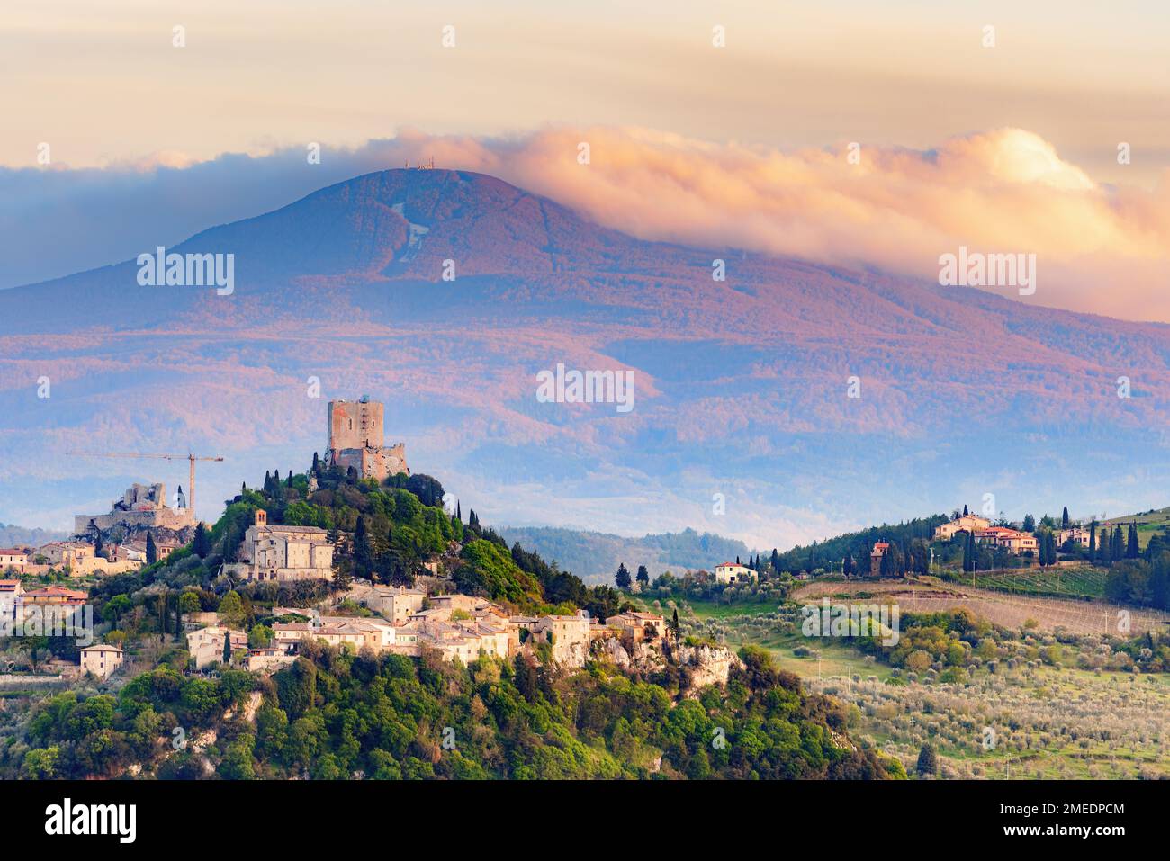 Vue sur Castiglione d'Orcia dans la lumière du soir dans le Val d'Orcia en Toscane, Italie, avec Monte Amiata en arrière-plan. Banque D'Images