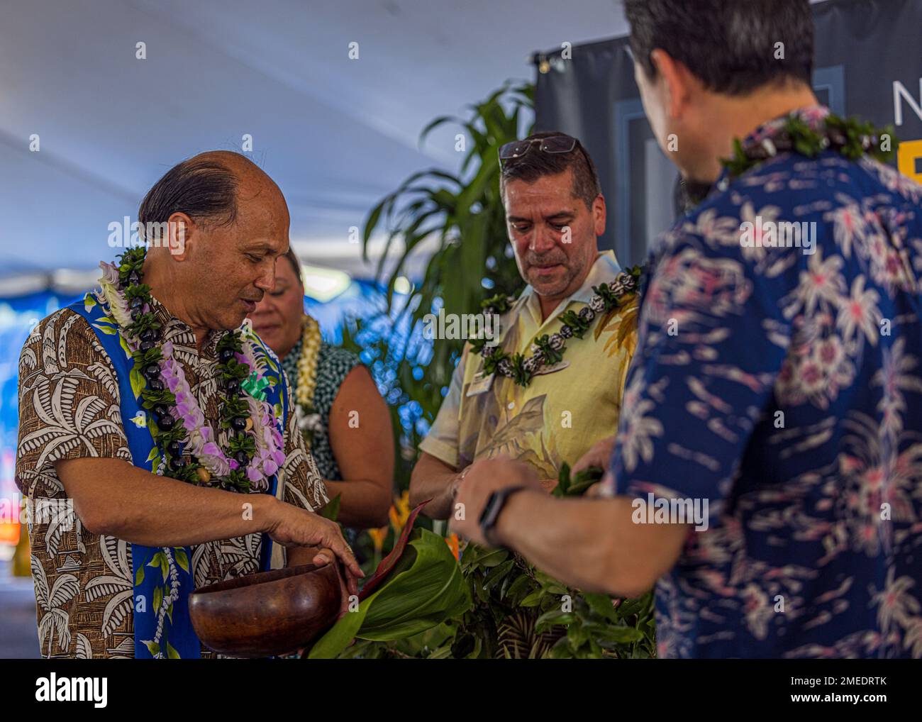 BASE COMMUNE PEARL HARBOR-HICKAM, Hawaï (16 août 2022) Kahu Kordell Kekoa offre une bénédiction hawaïenne lors de la cérémonie de remise du prix Bingham 2021. Navy Exchange (NEX) Pearl Harbor a reçu le prix dans la catégorie des ventes de plus de $50 millions. Le prix est décerné au meilleur des meilleurs programmes NEXs dans neuf catégories de ventes pour les résultats financiers globaux et le service à la clientèle. Le Commandement du service d’échange de la Marine (NEXCOM) est le siège social de l’entreprise mondiale NEXCOM. Sa mission est de fournir à ses clients autorisés des biens et des services de qualité à des économies et de soutenir les programmes de qualité de vie de la Marine pour actifs Banque D'Images