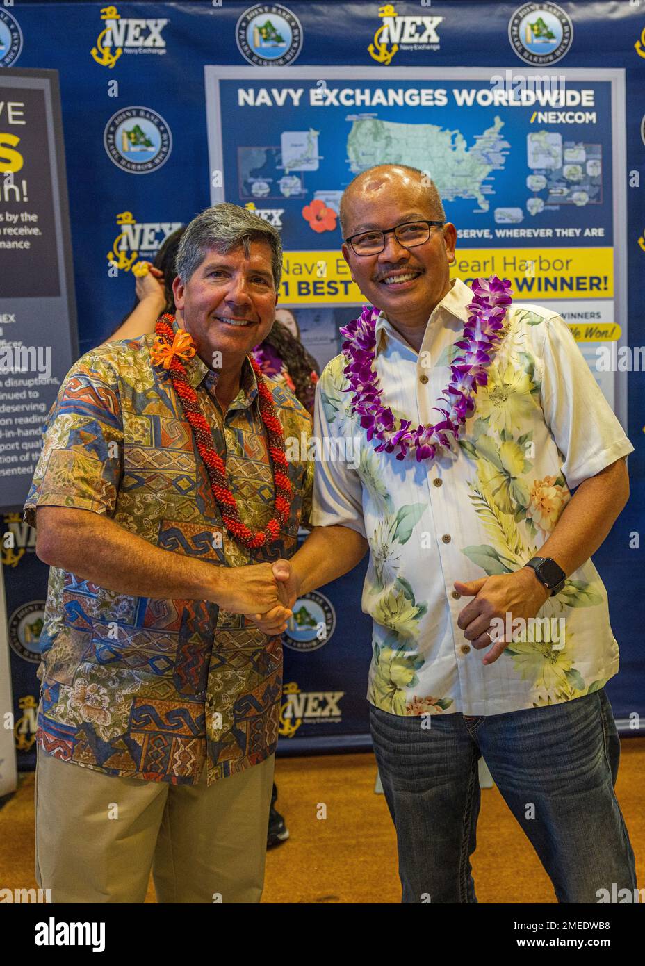 BASE CONJOINTE PEARL HARBOR-HICKAM, Hawaï (16 août 2022) Robert Bianchi, chef de la direction, Commandement du service d’échange de la Marine, présente une pièce à Rey Delima lors de la cérémonie de remise du prix Bingham 2021. Navy Exchange (NEX) Pearl Harbor a reçu le prix dans la catégorie des ventes de plus de $50 millions. Le prix est décerné au meilleur des meilleurs programmes NEXs dans neuf catégories de ventes pour les résultats financiers globaux et le service à la clientèle. Le Commandement du service d’échange de la Marine (NEXCOM) est le siège social de l’entreprise mondiale NEXCOM. Sa mission est de fournir à ses clients autorisés des biens et des services de qualité à des économies Banque D'Images