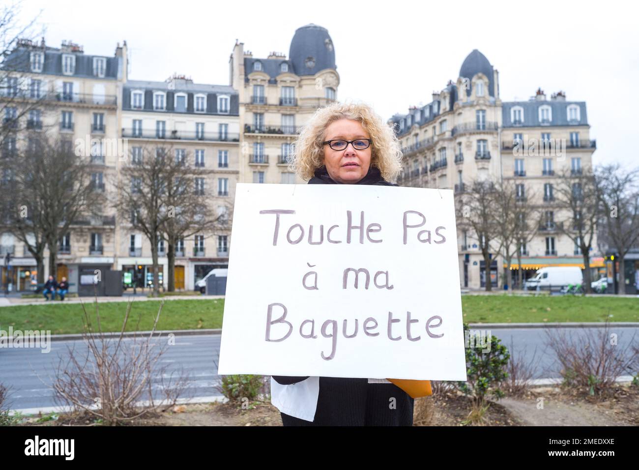 Portrait. Un manifestant boulanger avec une affiche, touche pas a ma baguette. Vêtus de tabliers et de baguettes brandisantes, des centaines de boulangers ont manifesté lundi dans les rues de Paris, en France, 23 janvier 2023, pour avertir que les producteurs de pain et de croissants bien-aimés du pays étaient menacés par la hausse des coûts de l'électricité et des matières premières. Photo de Patricia Huchot-Boissier/ABACAPRESS.COM Banque D'Images