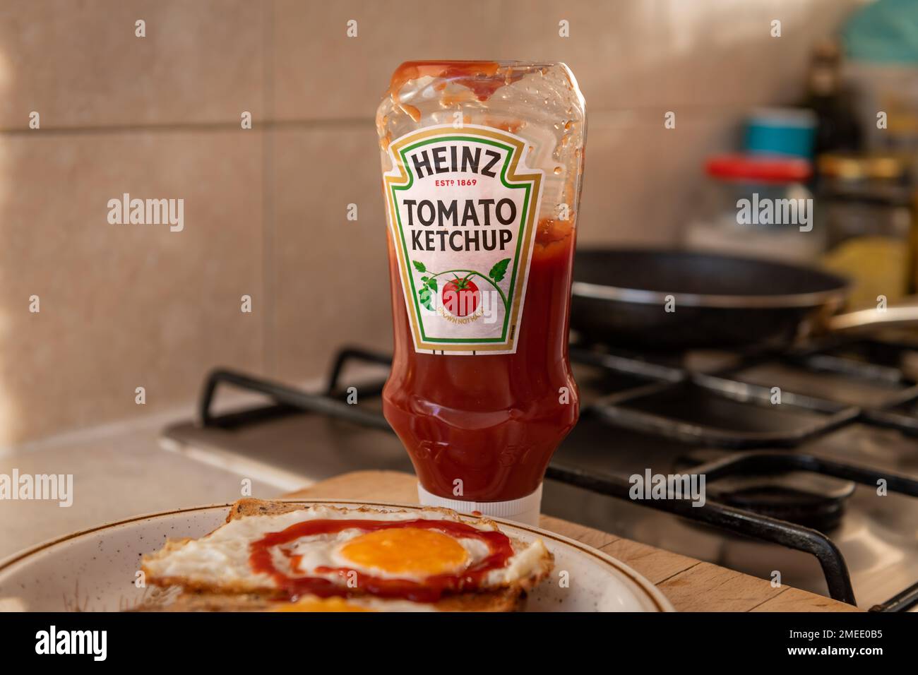 Londres. ROYAUME-UNI- 01.22.2023. Une bouteille de ketchup de tomate Heinz sur le plan de travail de la cuisine. Banque D'Images