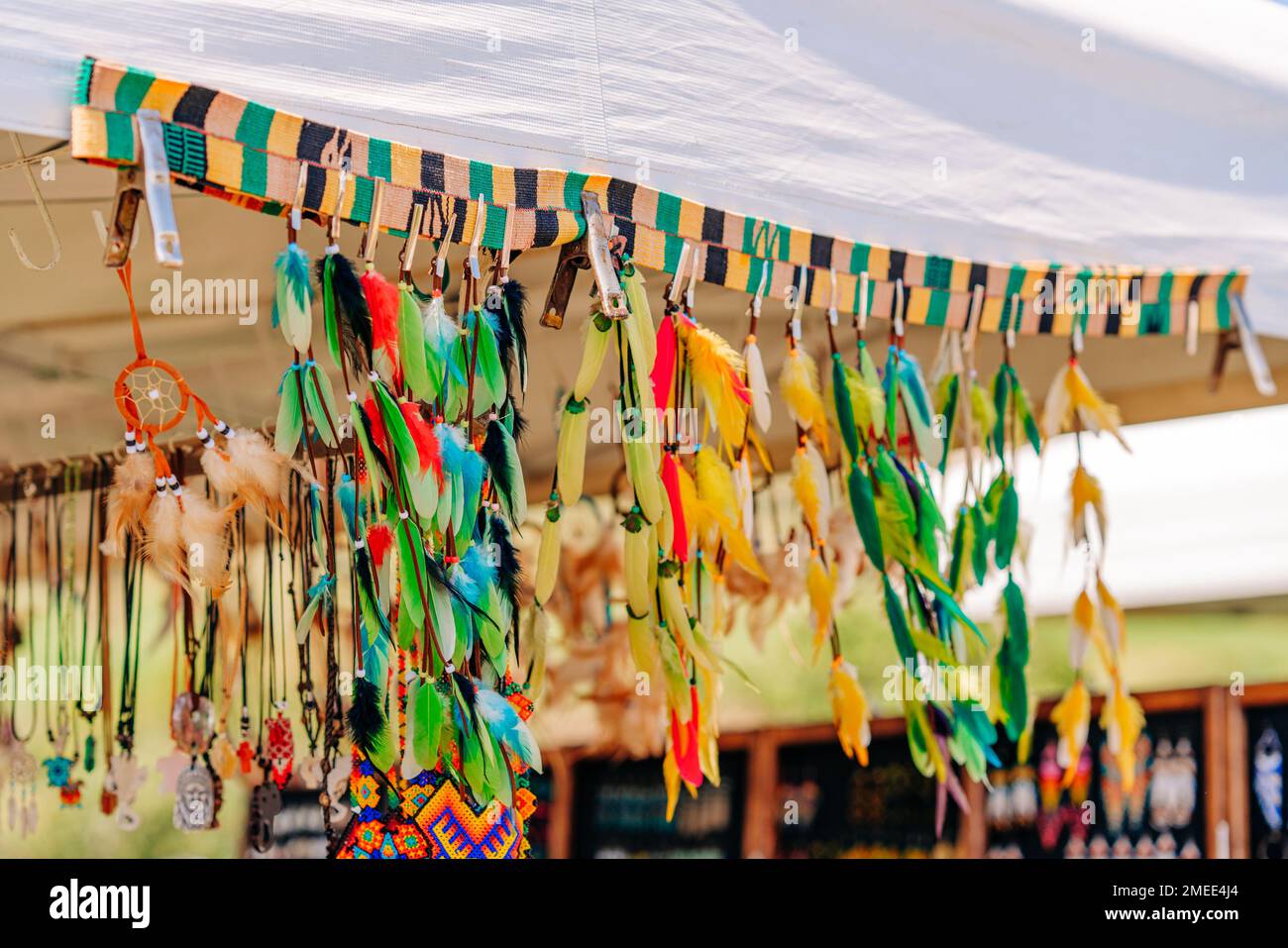 Pow-wow. Détails d'insignes, et décorations. Une variété de peaux d'animaux et les plumes des oiseaux sont incorporés dans les regalia Banque D'Images