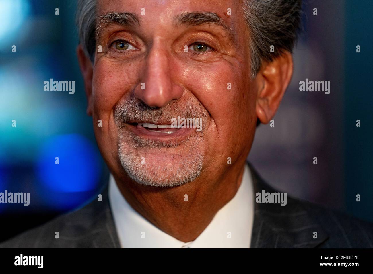 Founder & CEO of Monumental Sports & Entertainment and owner of the Washington Wizards and the Washington Capitals Ted Leonsis speaks to reporters at a ribbon cutting for the William Hill Sportsbook at Monumental Sports & Entertainment's Capital One Arena in Washington, Wednesday, May 26, 2021. The William Hill Sportsbook is the first ever sports betting venue to open within a U.S. professional sports facility. (AP Photo/Andrew Harnik) Banque D'Images