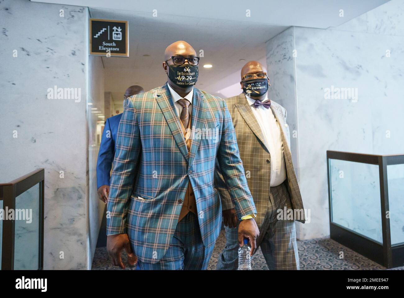 Philonise Floyd, brother of George Floyd, and other family members walk at the Capitol in Washington, after meeting with Sen. Tim Scott, R-S.C., Tuesday, May 25, 2021, the first anniversary of Floyd's death at the hands of a white Minneapolis police officer. (AP Photo/J. Scott Applewhite) Banque D'Images