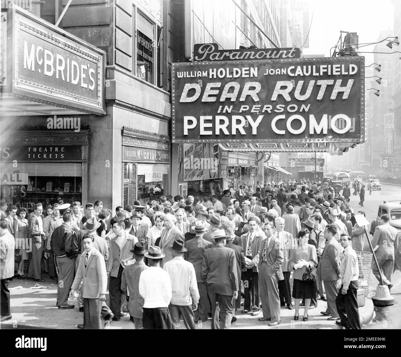 foule-l-ext-rieur-du-paramount-movie-theatre-new-york-montrant