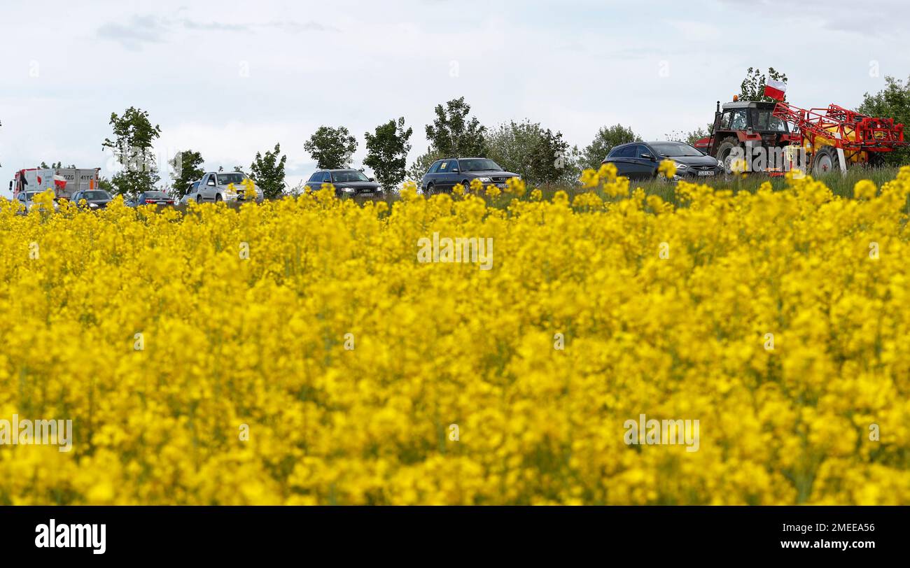 Cars drive slowly to block a border between Czech Republic and Poland near the Turow mine near Bogatynia, Poland, Tuesday, May 25, 2021. People in their cars protested against the decision of the European Union's top court on Friday, that ordered Poland to immediately stop extracting brown coal at the Turow mine near the border with the Czech Republic and Germany. (AP Photo/Petr David Josek) Banque D'Images