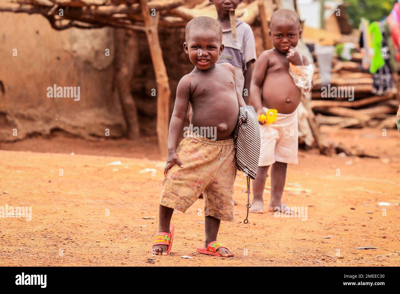 Enfants africains jouant sur la rue du village de Larabanga Banque D'Images