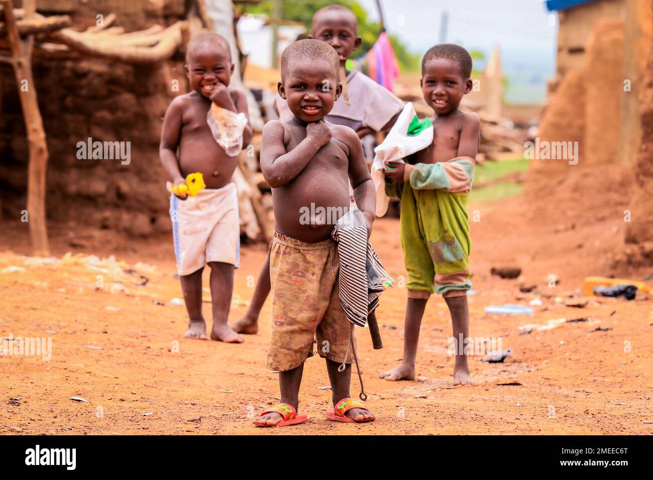Enfants africains jouant sur la rue du village de Larabanga Banque D'Images