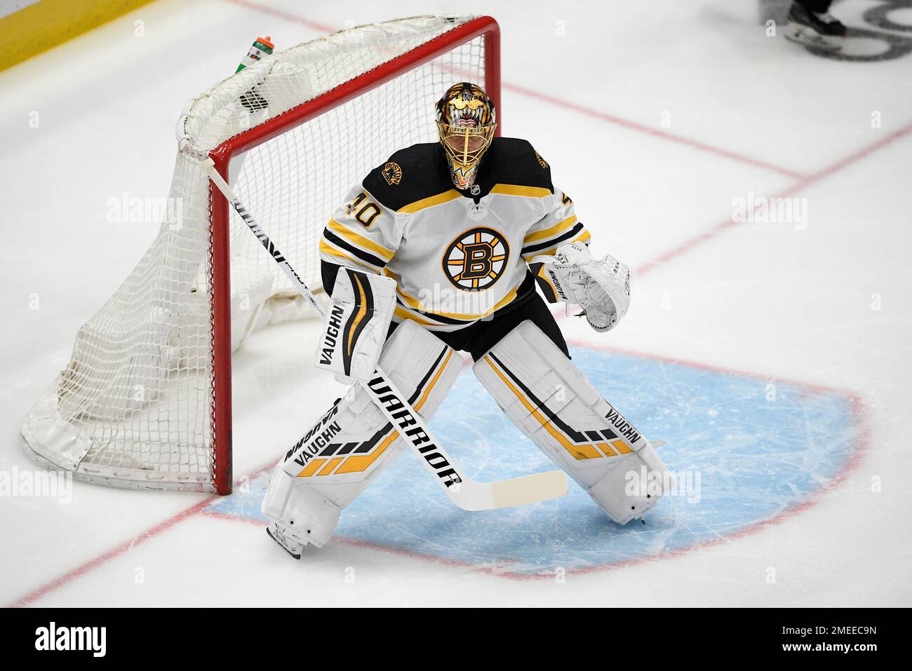 Boston Bruins goaltender Tuukka Rask (40) stands on the ice during the first period in Game 5 of an NHL hockey Stanley Cup first-round playoff series against the Washington Capitals, Sunday, May 23, 2021, in Washington. (AP Photo/Nick Wass) Banque D'Images