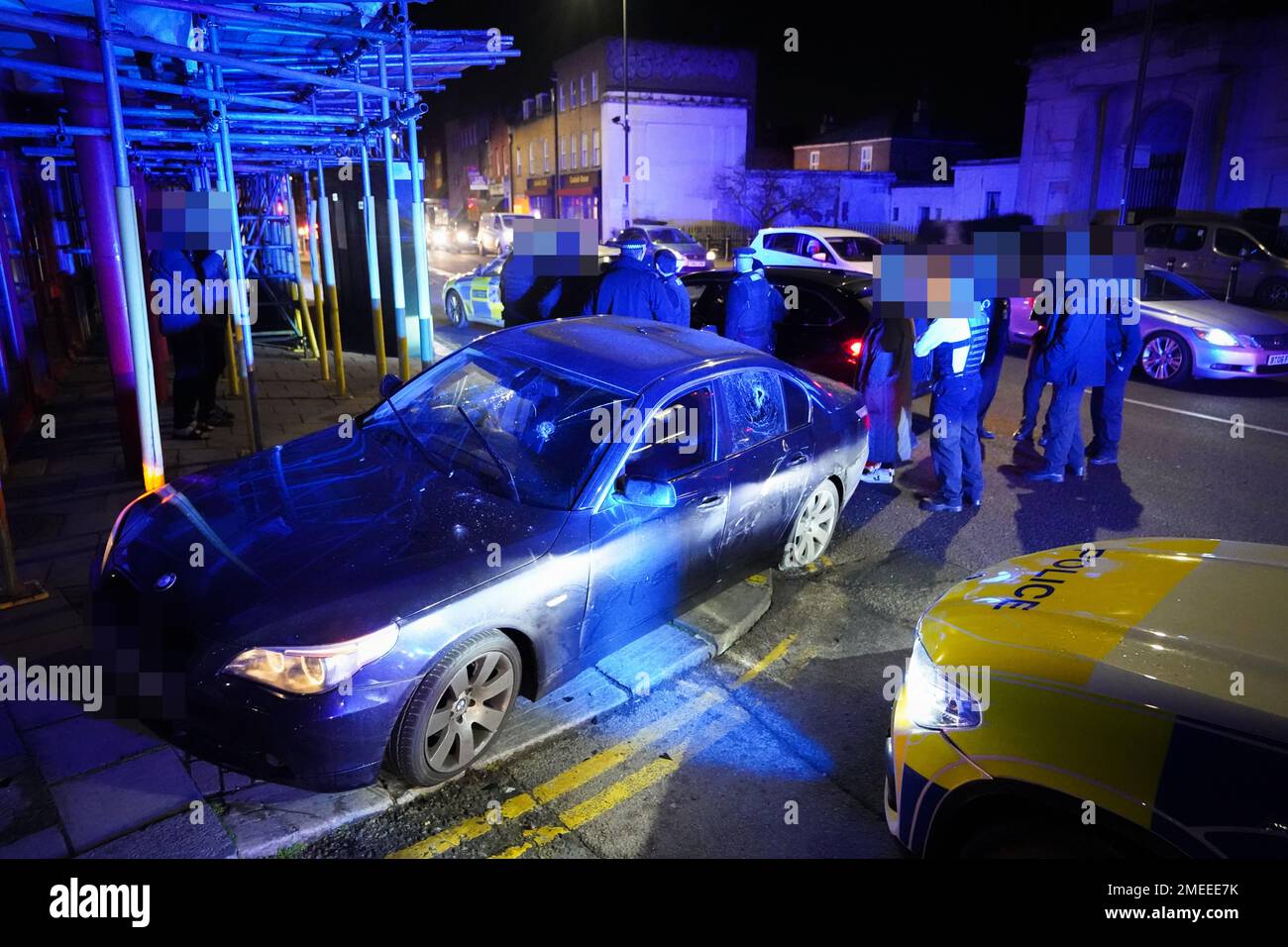 REMARQUE : les images ont été pixélisées par le service de photo de l'Autorité palestinienne à la demande de la police métropolitaine. Des agents de la police métropolitaine arrêtent un suspect après une poursuite dans Harlesden, dans le nord-ouest de Londres, dans le cadre de l'opération Pandilla, une opération combinée impliquant sept forces de police travaillant ensemble pour s'attaquer à l'approvisionnement en drogues et à la criminalité associée. L'opération de trois jours utilise la reconnaissance automatique de la place du numéro (ANPR) et d'autres formes de renseignement pour cibler le véhicule lié à la violence et aux crimes de drogue Date de la photo: Jeudi 19 janvier 2023. Banque D'Images