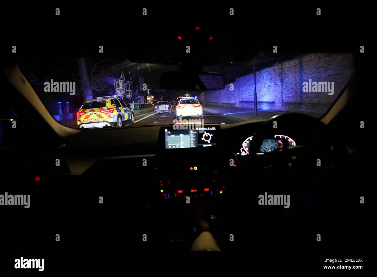 Des agents de la police métropolitaine ont traquer une BMW soupçonnée de vol à travers Harlesden, dans le nord-ouest de Londres, dans le cadre de l'opération Pandilla, une opération combinée impliquant sept forces de police travaillant ensemble pour s'attaquer à l'approvisionnement en drogue et à la criminalité associée. L'opération de trois jours utilise la reconnaissance automatique de la place du numéro (ANPR) et d'autres formes de renseignement pour cibler le véhicule lié à la violence et aux crimes de drogue Date de la photo: Jeudi 19 janvier 2023. Banque D'Images