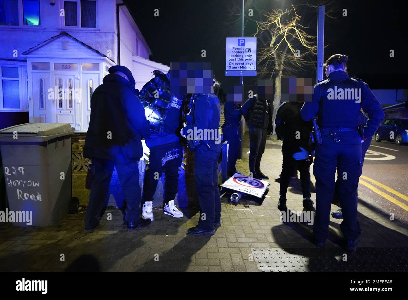 REMARQUE : les images ont été pixélisées par le service de photo de l'Autorité palestinienne à la demande de la police métropolitaine. Des agents de la police métropolitaine emprisonnent les occupants d'une voiture près de Wembley, dans le nord-ouest de Londres, dans le cadre de l'opération Pandilla, une opération combinée impliquant sept forces de police travaillant ensemble pour s'attaquer à l'approvisionnement en drogues et à la criminalité associée. L'opération de trois jours utilise la reconnaissance automatique de la place du numéro (ANPR) et d'autres formes de renseignement pour cibler le véhicule lié à la violence et aux crimes de drogue Date de la photo: Jeudi 19 janvier 2023. Banque D'Images