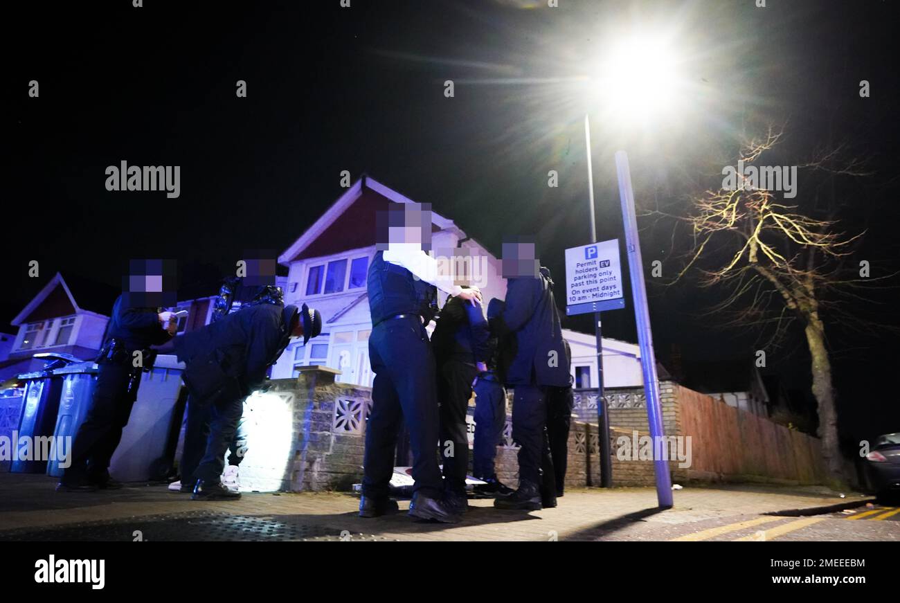 REMARQUE : les images ont été pixélisées par le service de photo de l'Autorité palestinienne à la demande de la police métropolitaine. Des agents de la police métropolitaine emprisonnent les occupants d'une voiture près de Wembley, dans le nord-ouest de Londres, dans le cadre de l'opération Pandilla, une opération combinée impliquant sept forces de police travaillant ensemble pour s'attaquer à l'approvisionnement en drogues et à la criminalité associée. L'opération de trois jours utilise la reconnaissance automatique de la place du numéro (ANPR) et d'autres formes de renseignement pour cibler le véhicule lié à la violence et aux crimes de drogue Date de la photo: Jeudi 19 janvier 2023. Banque D'Images