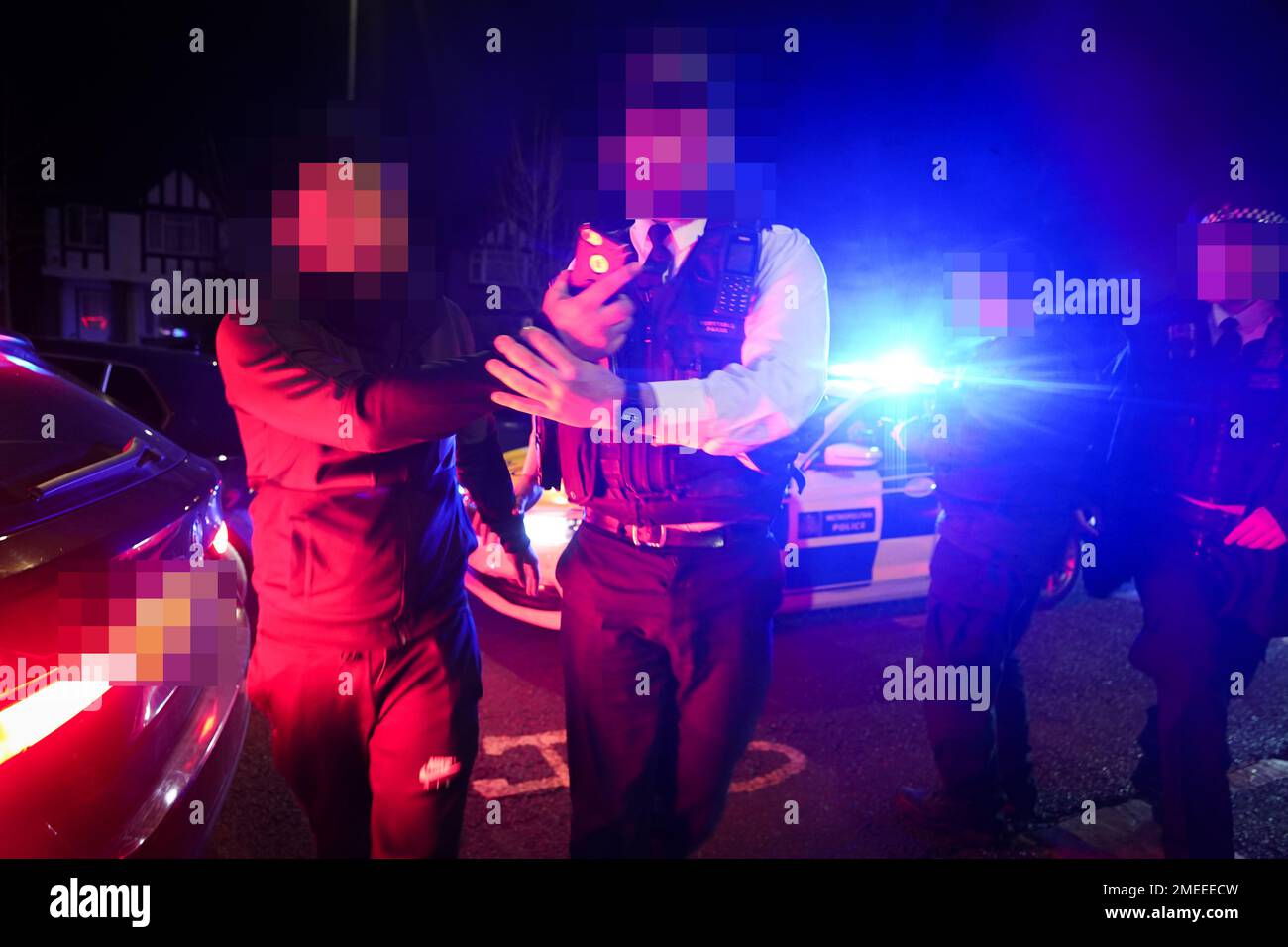 REMARQUE : les images ont été pixélisées par le service de photo de l'Autorité palestinienne à la demande de la police métropolitaine. Des agents de la police métropolitaine emprisonnent les occupants d'une voiture près de Wembley, dans le nord-ouest de Londres, dans le cadre de l'opération Pandilla, une opération combinée impliquant sept forces de police travaillant ensemble pour s'attaquer à l'approvisionnement en drogues et à la criminalité associée. L'opération de trois jours utilise la reconnaissance automatique de la place du numéro (ANPR) et d'autres formes de renseignement pour cibler le véhicule lié à la violence et aux crimes de drogue Date de la photo: Jeudi 19 janvier 2023. Banque D'Images