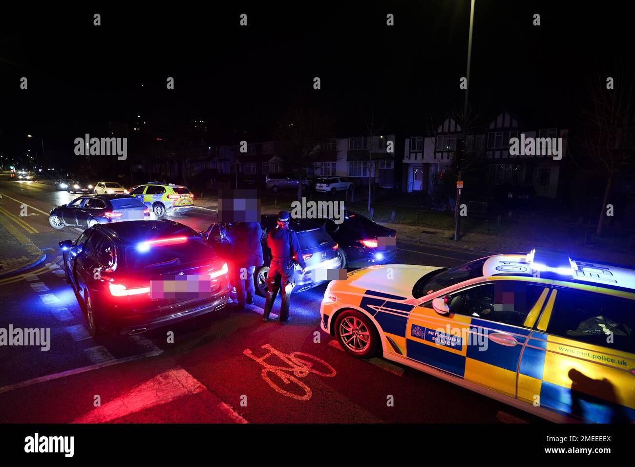 REMARQUE : les images ont été pixélisées par le service de photo de l'Autorité palestinienne à la demande de la police métropolitaine. Des agents de la police métropolitaine emprisonnent les occupants d'une voiture près de Wembley, dans le nord-ouest de Londres, dans le cadre de l'opération Pandilla, une opération combinée impliquant sept forces de police travaillant ensemble pour s'attaquer à l'approvisionnement en drogues et à la criminalité associée. L'opération de trois jours utilise la reconnaissance automatique de la place du numéro (ANPR) et d'autres formes de renseignement pour cibler le véhicule lié à la violence et aux crimes de drogue Date de la photo: Jeudi 19 janvier 2023. Banque D'Images