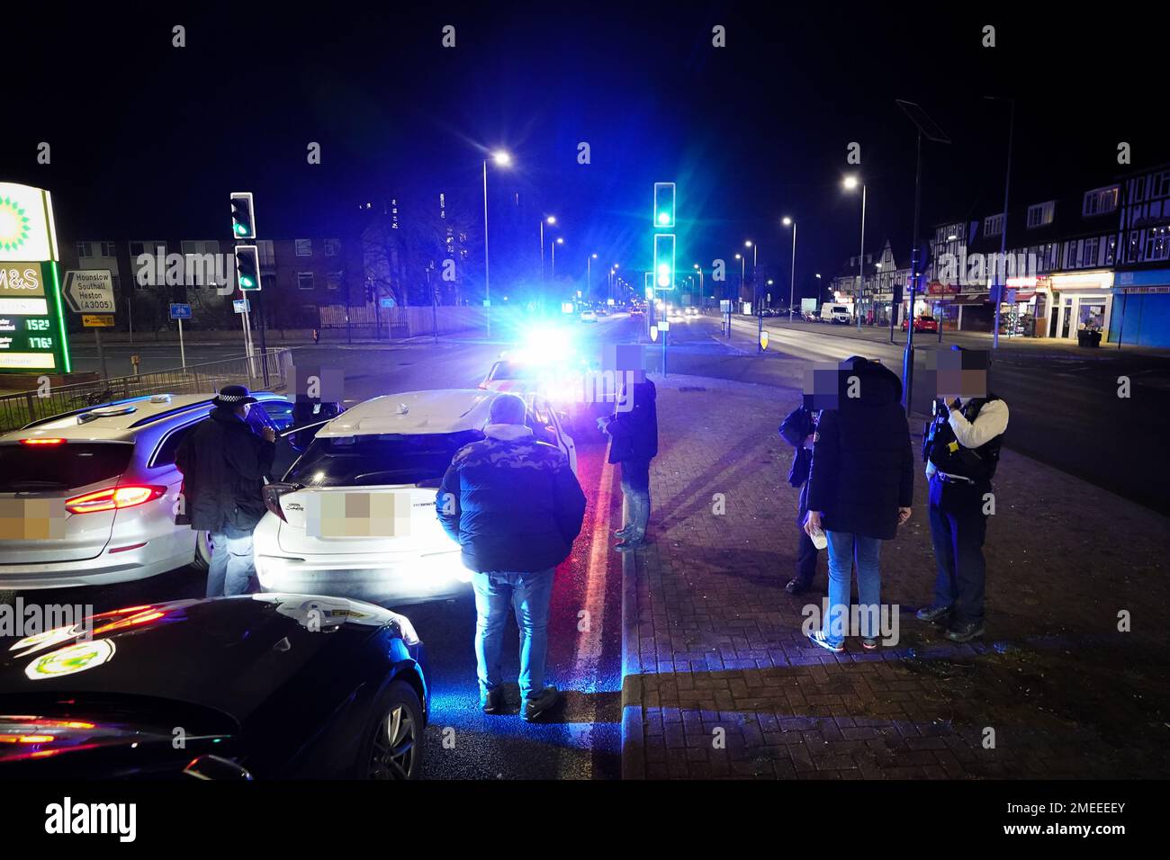 REMARQUE : les images ont été pixélisées par le service de photo de l'Autorité palestinienne à la demande de la police métropolitaine. Des officiers de la police métropolitaine parlent à un chauffeur à Hounslow, dans l'ouest de Londres, dans le cadre de l'opération Pandilla, une opération combinée impliquant sept forces de police travaillant ensemble pour s'attaquer à l'offre de drogue et à la criminalité associée. L'opération de trois jours utilise la reconnaissance automatique de la place du numéro (ANPR) et d'autres formes de renseignement pour cibler le véhicule lié à la violence et aux crimes de drogue Date de la photo: Jeudi 19 janvier 2023. Banque D'Images