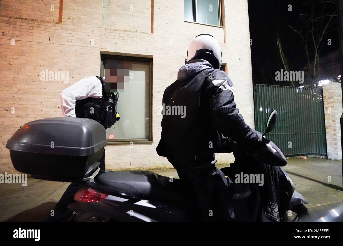 REMARQUE : les images ont été pixélisées par le service de photo de l'Autorité palestinienne à la demande de la police métropolitaine. Des officiers de la police métropolitaine parlent à un mobylette à Harlesden, Londres, dans le cadre de l'opération Pandilla, une opération combinée impliquant sept forces de police travaillant ensemble pour s'attaquer à l'offre de drogue et à la criminalité associée. L'opération de trois jours utilise la reconnaissance automatique de la place du numéro (ANPR) et d'autres formes de renseignement pour cibler le véhicule lié à la violence et aux crimes de drogue Date de la photo: Jeudi 19 janvier 2023. Banque D'Images