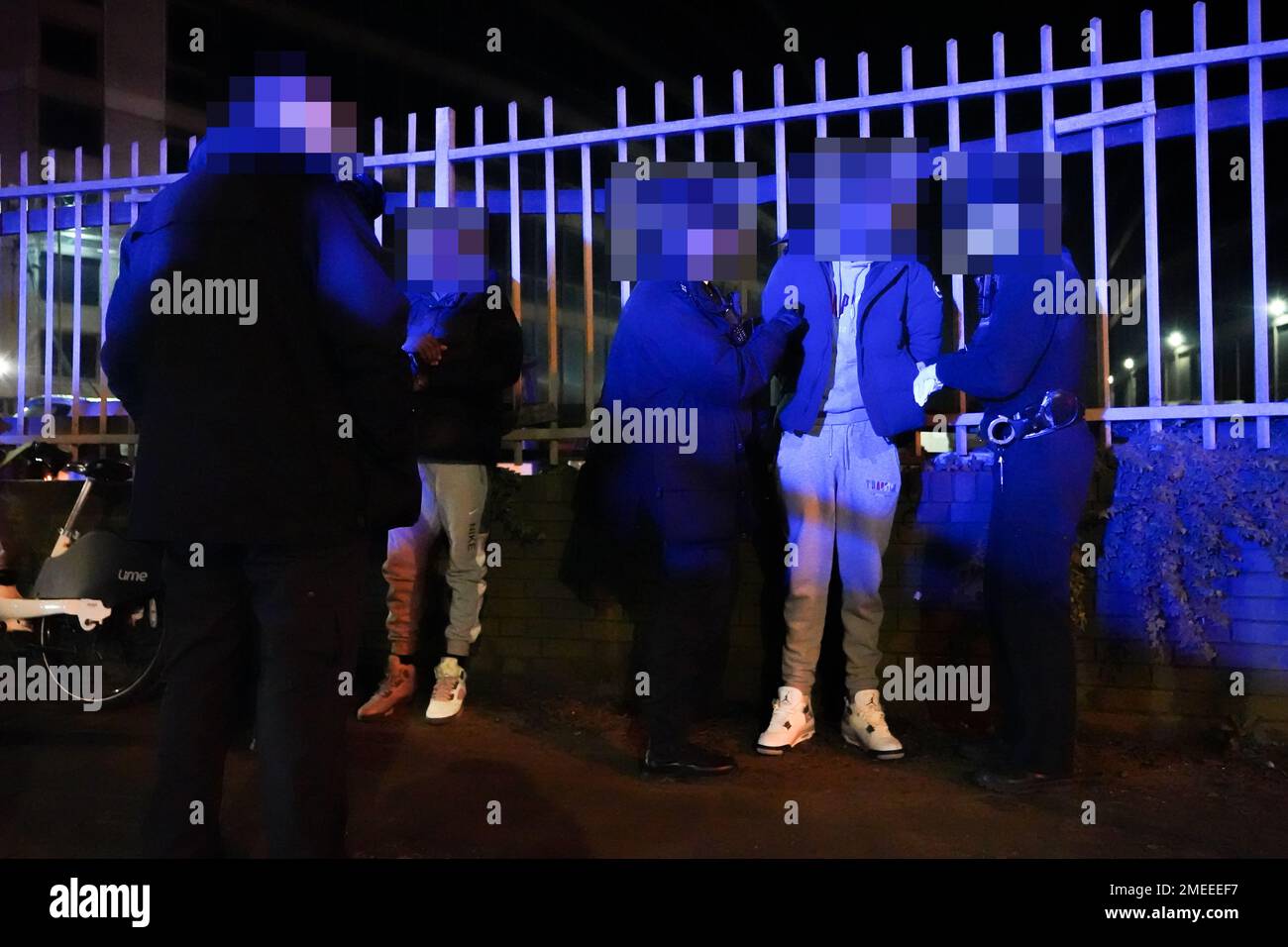 REMARQUE : les images ont été pixélisées par le service de photo de l'Autorité palestinienne à la demande de la police métropolitaine. Des agents de la police métropolitaine fouchent les occupants d'une voiture à Stonebridge Park, Londres, dans le cadre de l'opération Pandilla, une opération combinée impliquant sept forces de police travaillant ensemble pour s'attaquer à l'approvisionnement en drogues et à la criminalité associée. L'opération de trois jours utilise la reconnaissance automatique de la place du numéro (ANPR) et d'autres formes de renseignement pour cibler le véhicule lié à la violence et aux crimes de drogue Date de la photo: Jeudi 19 janvier 2023. Banque D'Images