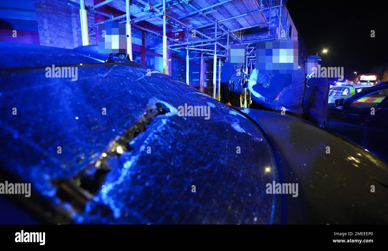 REMARQUE : les images ont été pixélisées par le service de photo de l'Autorité palestinienne à la demande de la police métropolitaine. Des agents de la police métropolitaine arrêtent un suspect après qu'une poursuite dans Harlesden, dans le nord-ouest de Londres, a été arrêtée en toute sécurité dans le cadre de l'opération Pandilla, une opération combinée impliquant sept forces de police travaillant ensemble pour s'attaquer à l'approvisionnement en drogues et à la criminalité associée. L'opération de trois jours utilise la reconnaissance automatique de la place du numéro (ANPR) et d'autres formes de renseignement pour cibler le véhicule lié à la violence et aux crimes de drogue Date de la photo: Jeudi 19 janvier 2023. Banque D'Images