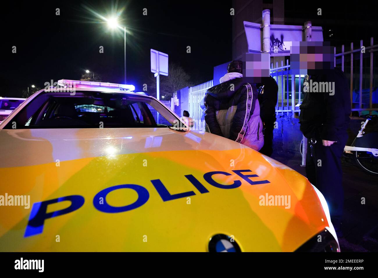 REMARQUE : les images ont été pixélisées par le service de photo de l'Autorité palestinienne à la demande de la police métropolitaine. Des agents de la police métropolitaine fouchent les occupants d'une voiture à Stonebridge Park, Londres, dans le cadre de l'opération Pandilla, une opération combinée impliquant sept forces de police travaillant ensemble pour s'attaquer à l'approvisionnement en drogues et à la criminalité associée. L'opération de trois jours utilise la reconnaissance automatique de la place du numéro (ANPR) et d'autres formes de renseignement pour cibler le véhicule lié à la violence et aux crimes de drogue Date de la photo: Jeudi 19 janvier 2023. Banque D'Images