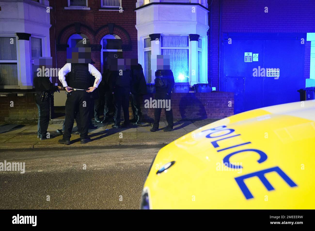 REMARQUE : les images ont été pixélisées par le service de photo de l'Autorité palestinienne à la demande de la police métropolitaine. Des policiers de la Metropolitan police parlent à un homme de Willesden, à Londres, dans le cadre de l'opération Pandilla, une opération combinée impliquant sept forces de police travaillant ensemble pour s'attaquer à l'offre de drogues et à la criminalité associée. L'opération de trois jours utilise la reconnaissance automatique de la place du numéro (ANPR) et d'autres formes de renseignement pour cibler le véhicule lié à la violence et aux crimes de drogue Date de la photo: Jeudi 19 janvier 2023. Banque D'Images