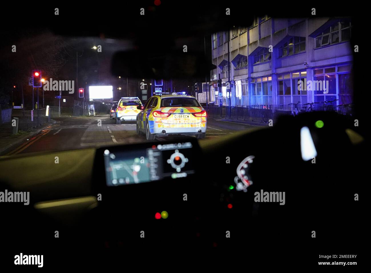 Des agents de la police métropolitaine ont traquer une BMW soupçonnée de vol à travers Harlesden, dans le nord-ouest de Londres, dans le cadre de l'opération Pandilla, une opération combinée impliquant sept forces de police travaillant ensemble pour s'attaquer à l'approvisionnement en drogue et à la criminalité associée. L'opération de trois jours utilise la reconnaissance automatique de la place du numéro (ANPR) et d'autres formes de renseignement pour cibler le véhicule lié à la violence et aux crimes de drogue Date de la photo: Jeudi 19 janvier 2023. Banque D'Images