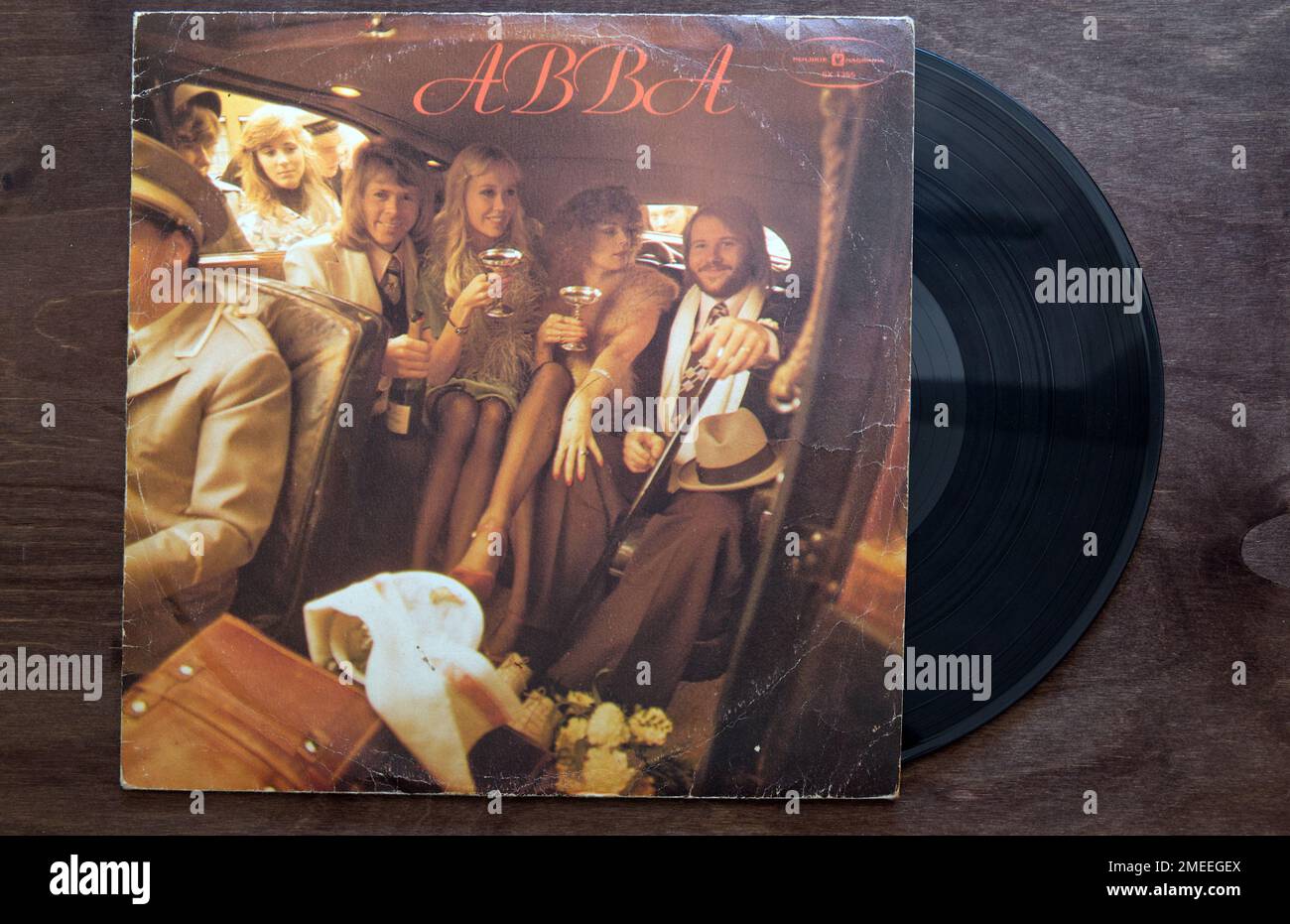 Lublin, Pologne. 18 janvier 2023. Pochette d'album en vinyle Abba sur table en bois sombre Banque D'Images